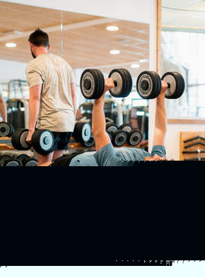 Sportif à la salle de sport de Tignes soulevant des altères